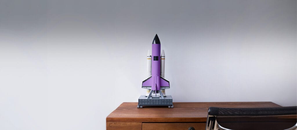 Modell einer Rakete auf einem Schreibtisch