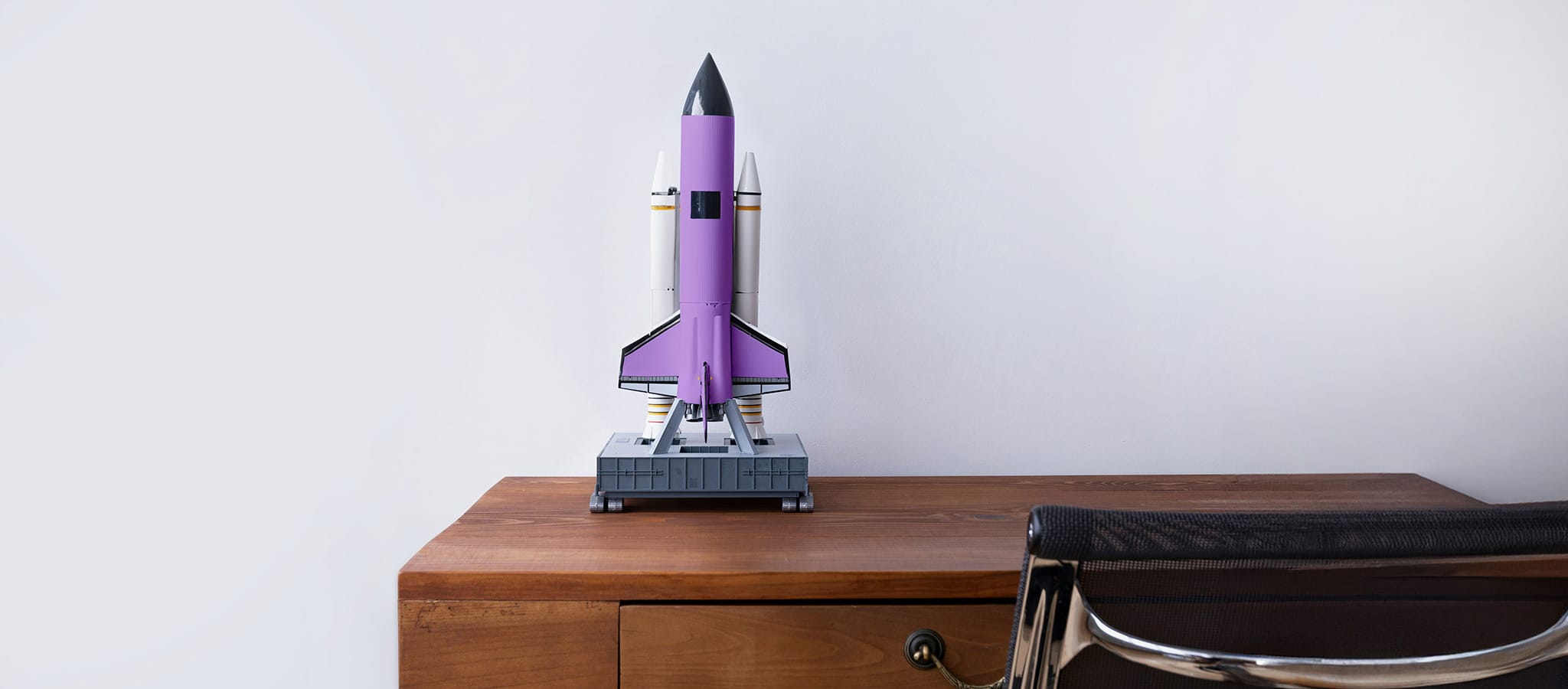 Acredia Headerbild für Case Artikel mit lila Rakete