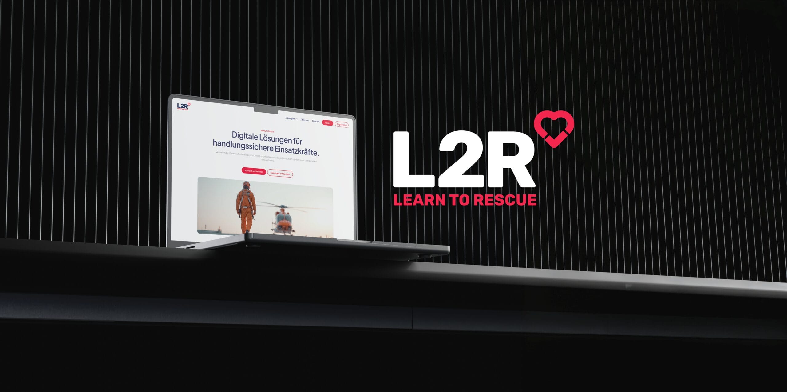 Aufgeklappter Laptop mit L2R Website-Redesign und L2R-Logo vor einem abstrakten, dunklen Hintergrund