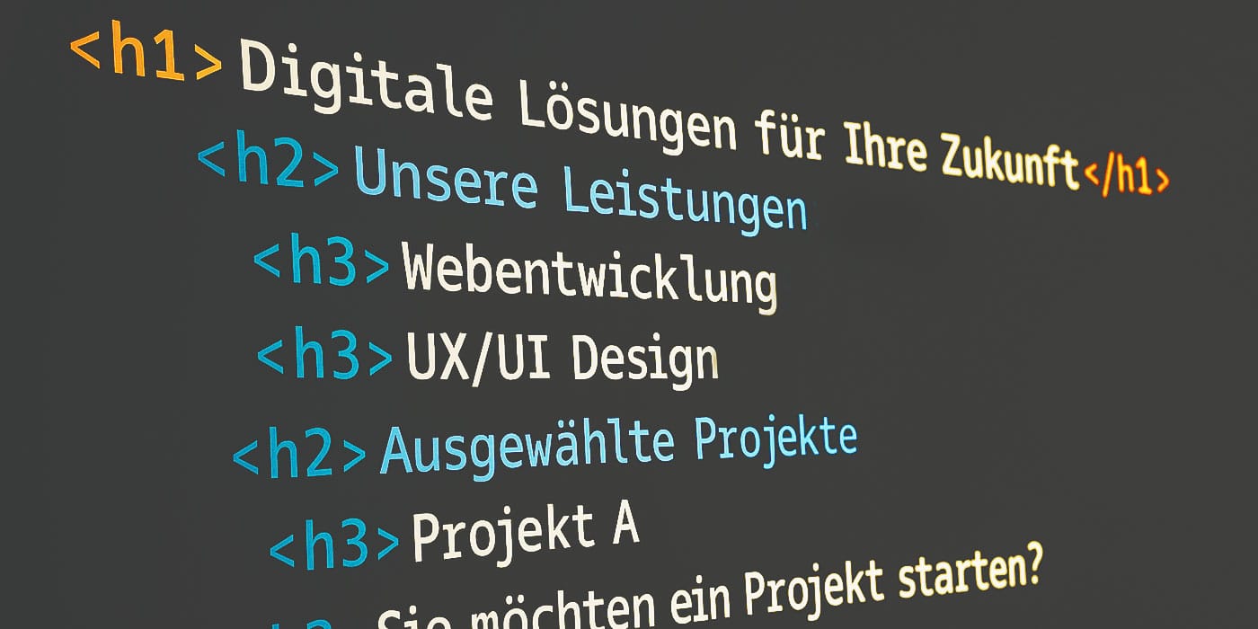Weißer Text auf schwarzem Bildschirm zeigt HTML-Überschrift-Tags "Digitale Lösungen für Ihre Zukunft" und weitere