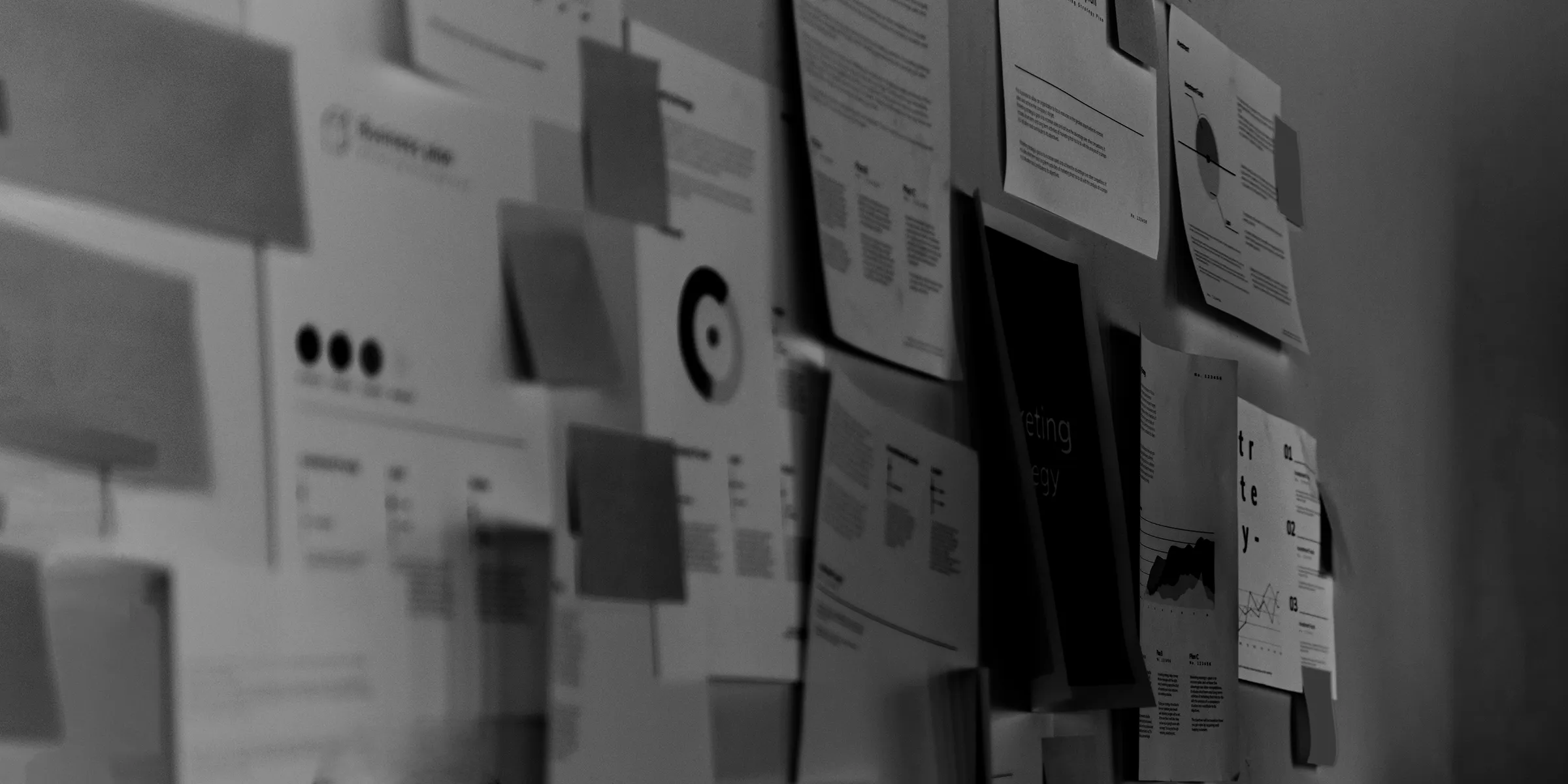 Post-Its und Entwürfe an einer Wand