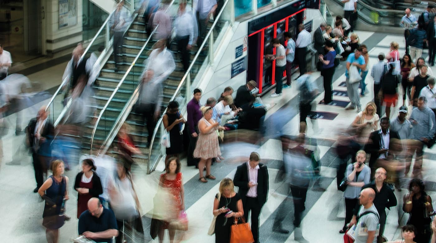 Verschwommene Szene mit Personen auf einer Treppe, die das Konzept des barrierefreien Designs illustriert.