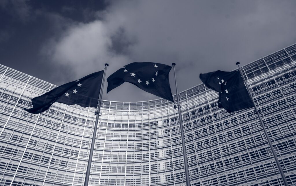 Der European Accessibility Act standardisiert die Regeln für barrierefreie Produkte und Dienstleistungen am europäischen Markt - das Bild zeigt EU-Flaggen vor dem Sitz der Europäischen Kommission in Brüssel.