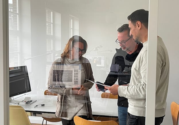 svg+xml;charset=utf dmcgroup