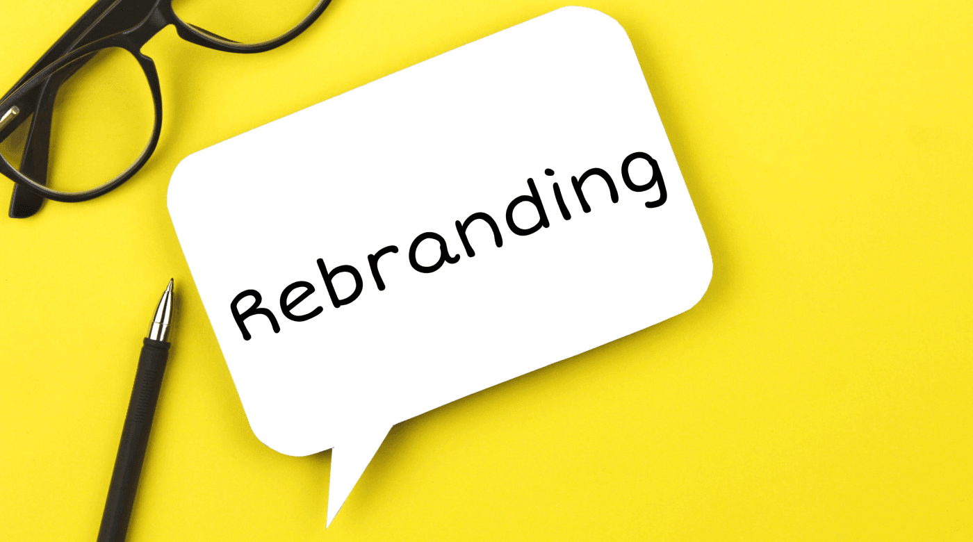 Rebranding: Prozess der Namensänderung einer Marke zur Steigerung der öffentlichen Attraktivität.