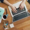 Frau arbeitet an Laptop