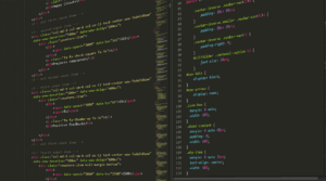 Ein Computerbildschirm zeigt eine Vielzahl von Codezeilen im Vergleich zwischen Webflow und WordPress.
