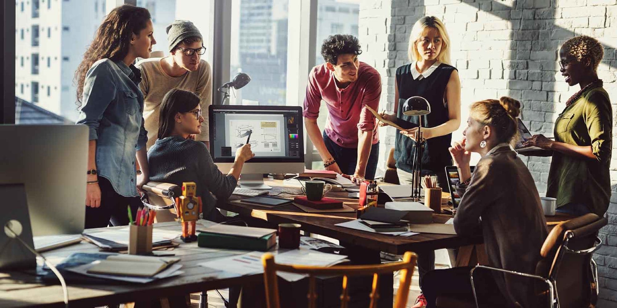 Cyan Bildkonzept – Gruppe von Menschen bei der Arbeit (mit digitalen Geräten)