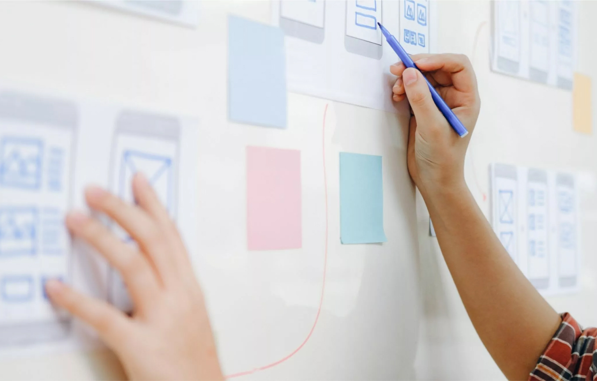 Erfolgsmodell für agile Zusammenarbeit

Die Teams von dmcgroup und FASresearch wandten von Beginn an die Prinzipien der agilen Softwareentwicklung für die Zusammenarbeit an.
Dadurch konnte FASresearch jederzeit den Kurs der Arbeit anpassen und neue Prioritäten je nach aktueller Situation bestimmen – und am Ende eines jeden zweiwöchigen Sprints fertige Software in Betrieb nehmen.
So konnte die Software (beinahe) von Tag 1 an im produktiven Einsatz gestestet werden.
Laufendes Feedback aus der Praxis zur Verbesserung
Die enge Zusammenarbeit mit der Hauptnutzergruppe der Software – den Workshop-Moderator:innen von FASresearch – brachte laufend wertvolles Feedback aus der Praxis ins Projektteam.
Die grundlegenden Designprinzipien wurden durch positives Feedback aus Workshops bestätigt. Rückmeldungen zu Optimierungspotential flossen umgehend wieder in die Entwicklung ein.
Damit wurde und wird die Software laufend verbessert. Die Key Performance Indikatoren bestätigen den Erfolg:
Positive Rückmeldungen von Moderator:innen aus der Workshop-Praxis
Messung hoher Interaktionsraten in den Workshops
Starker Rückgang von Problemen bei der Abstimmung
Iterative Umsetzung in einem integrierten, multidisziplinären Team
Neben den inhaltlichen Erfolgen, die wir mit der Neuentwicklung der Software SituationR erzielen konnten, freut uns besonders die einzigartige, partnerschaftliche Zusammenarbeit mit dem Team von FASresearch.
Den Erfolg des Projektes verdanken wir zu einem großen Teil der gewählten Arbeitsmethode:
1
Projektstart mit Inception
Zeit für initiales, gemeinsames Erkunden der Projektlandschaft und Aufgabenstellung
2
Agile Arbeitsweise
Bestens gewappnet für die permanente Anpassung von Prioritäten und das Einbringen neuer Ideen in den Prozess
3
Partnerschaftliche Zusammenarbeit
Projektpartner auf Augenhöhe statt nur Kunde und Auftragnehmer
4
Regelmäßiger Austausch
Fixe, gemeinsame Termine wie Analyse, Review und wöchentliche Standups für Kontinuität in der Zusammenarbeit
5
User Research
Konstanter Kontakt mit der Hauptzielgruppe für kontinuierliches Feedback und Iteration
6
Time & Material Modell
Volle Transparenz auch bei gemeinsamer Budgetplanung und Abrechnung
Diese Prinzipien stellen das Fundament unserer erfolgreichen Zusammenarbeit im Projekt dar.
Ein Projekt, das Sinn stiftet & allen Beteiligten großen Spaß macht.