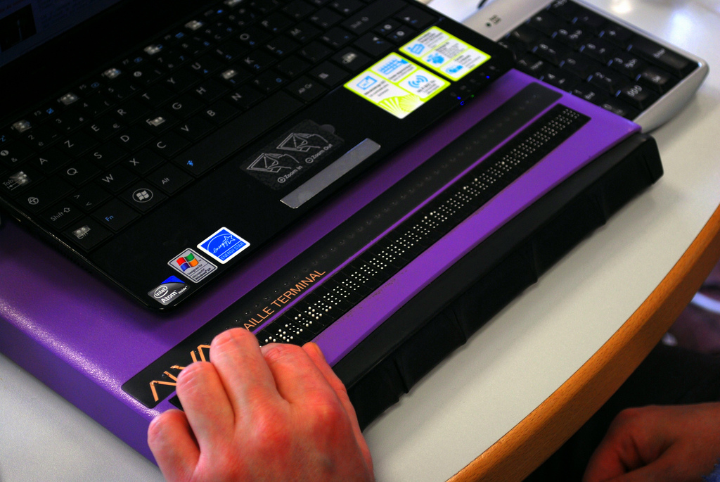 Eine Braillezeile von Alva neben einer Laptop-Tastatur. Bild von Wikipedia